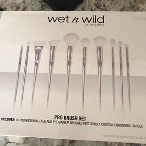 Pro Brush Set by wet n wild, 10 brushes